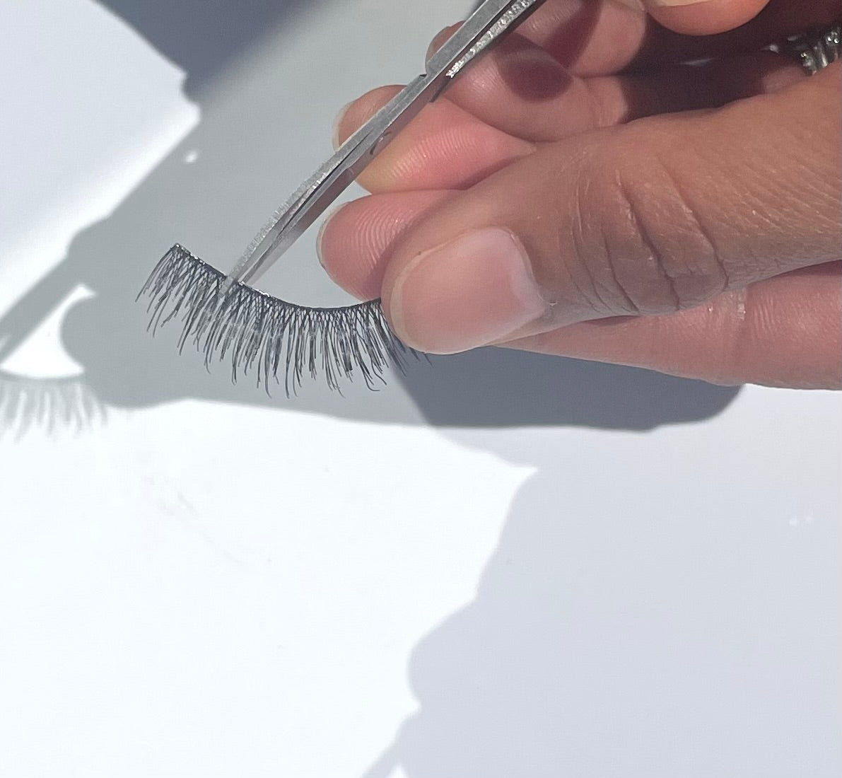 Measure and cut fake lashes